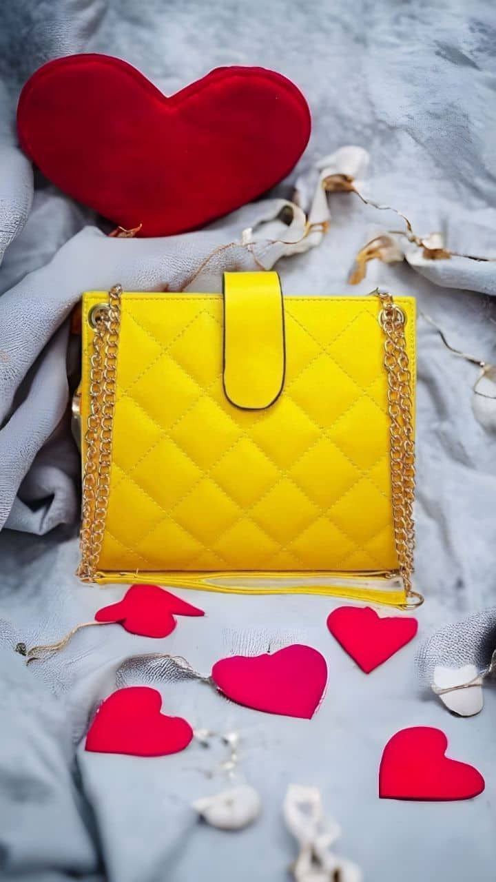 Signature Quilted Chain Shoulder Bag – Structured Elegance for Modern Everyday Style